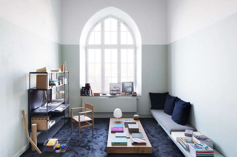 Esempio di un soggiorno scandinavo di medie dimensioni e chiuso con moquette, nessun camino, nessuna TV e pareti blu