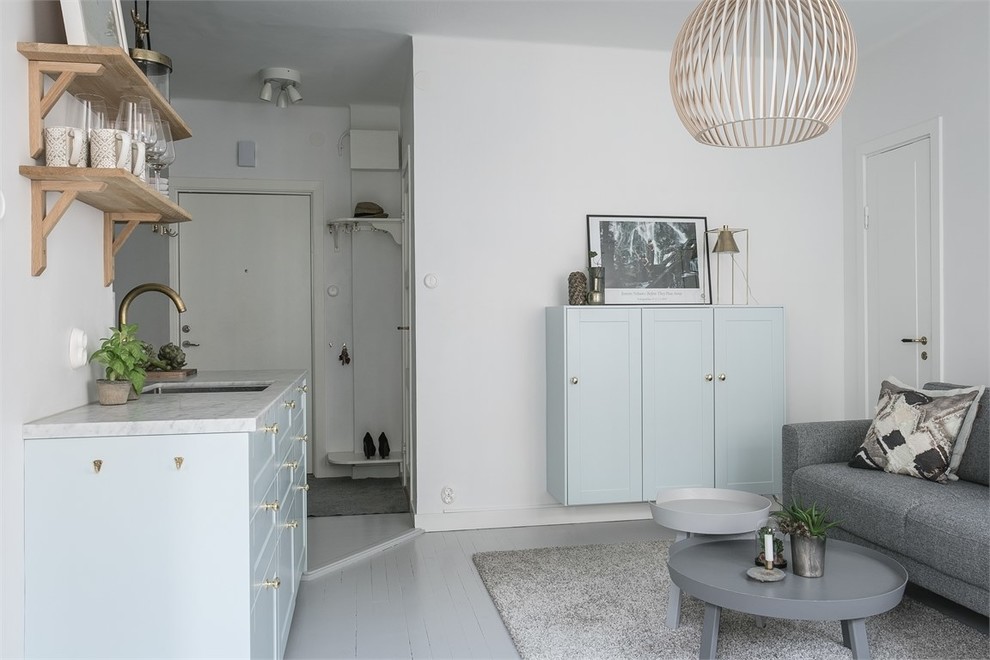 Стильный дизайн: маленькая гостиная комната в скандинавском стиле для на участке и в саду - последний тренд