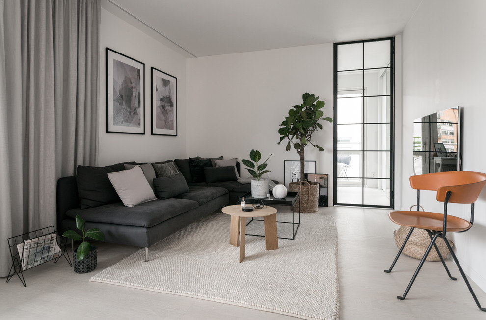 Mittelgroßes, Abgetrenntes Nordisches Wohnzimmer mit weißer Wandfarbe, Betonboden, TV-Wand und weißem Boden in Stockholm