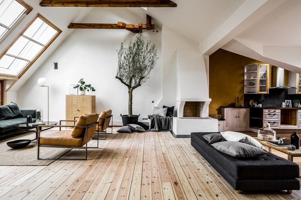 Imagen de sala de estar tipo loft nórdica grande con paredes blancas y suelo de madera clara