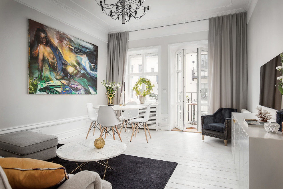 Modelo de sala de estar abierta nórdica grande sin chimenea y televisor con paredes blancas y suelo de madera pintada