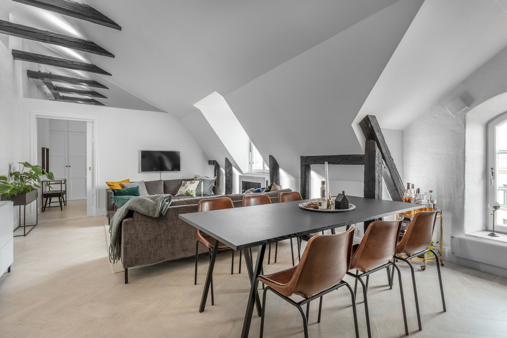 Idee per un soggiorno scandinavo di medie dimensioni e stile loft con pareti bianche, parquet chiaro, TV a parete e pavimento beige