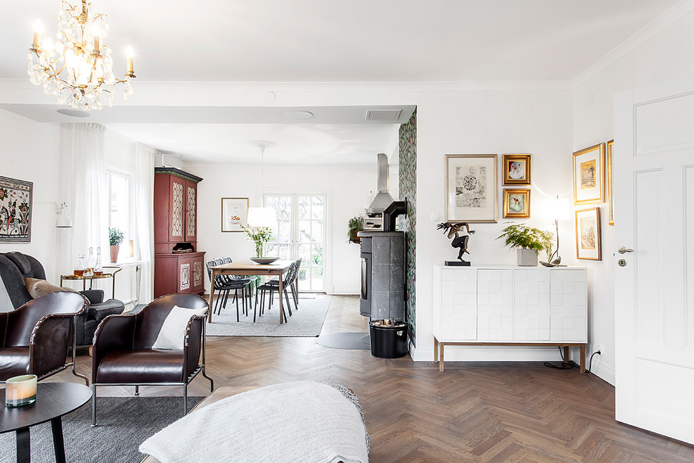Foto di un soggiorno classico di medie dimensioni e chiuso con pareti grigie, parquet chiaro, TV a parete e pavimento beige