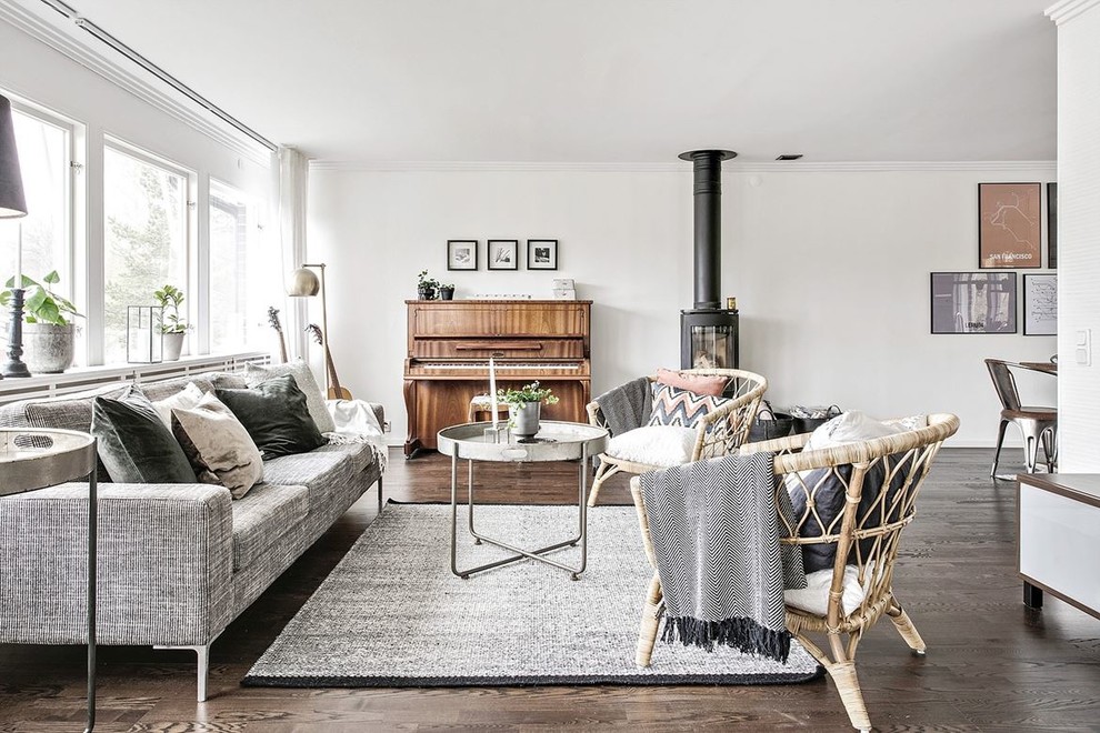 Foto de sala de estar con rincón musical abierta escandinava con paredes blancas, suelo de madera oscura, estufa de leña y suelo marrón