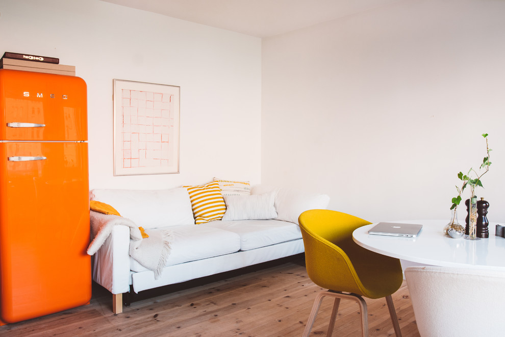 Idée de décoration pour une petite salle de séjour minimaliste ouverte avec un mur blanc et un sol en bois brun.