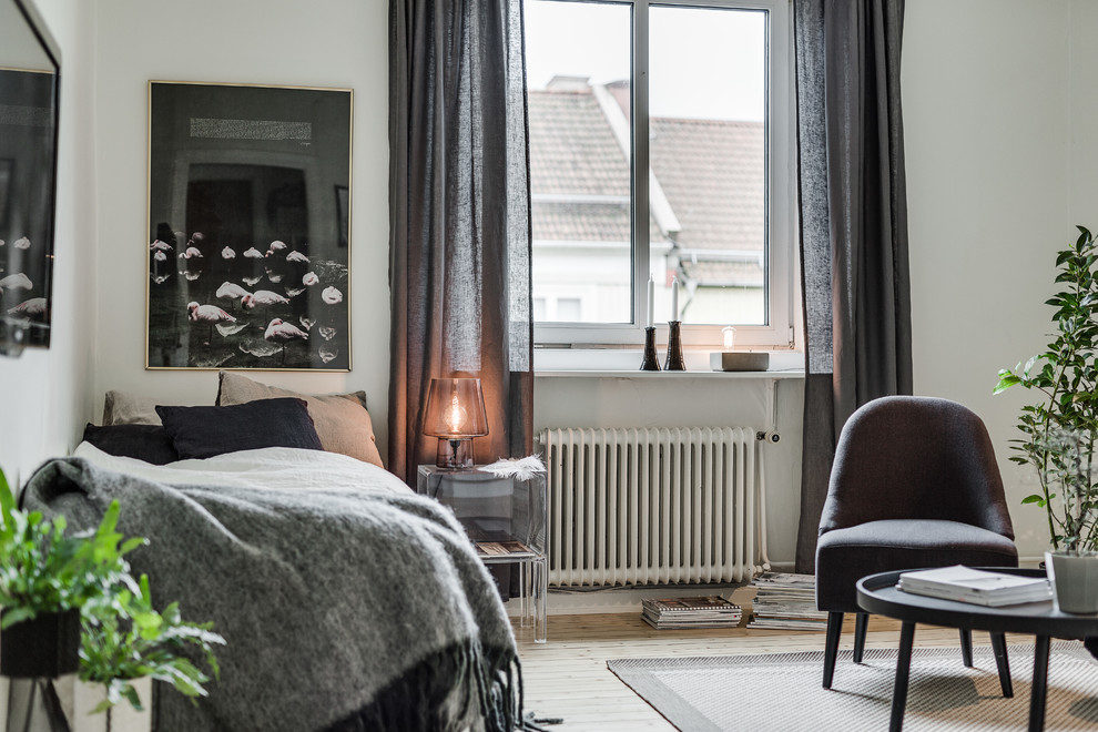 ヨーテボリにある北欧スタイルのおしゃれな寝室のインテリア