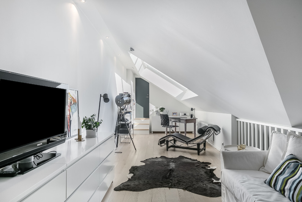 Ejemplo de sala de estar escandinava con paredes blancas, televisor independiente y suelo beige