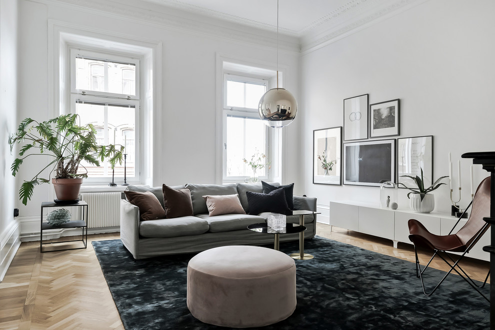 Свежая идея для дизайна: гостиная комната в скандинавском стиле с белыми стенами - отличное фото интерьера
