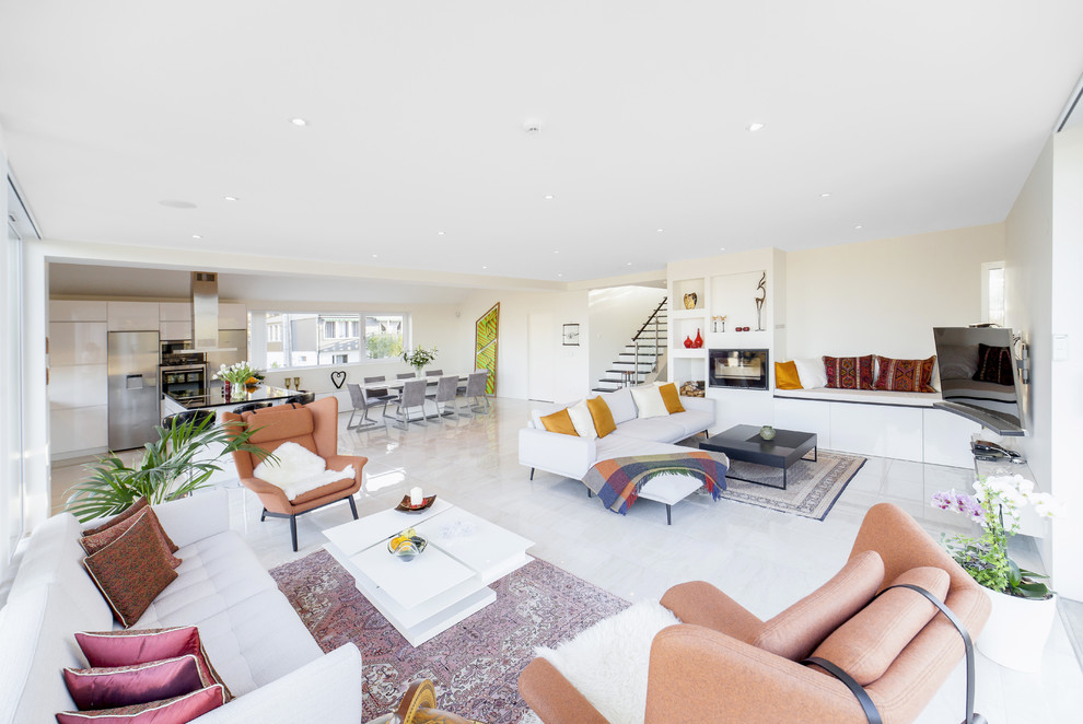 Fernseherloses, Offenes, Geräumiges Modernes Wohnzimmer ohne Kamin mit gelber Wandfarbe und Keramikboden in Stockholm
