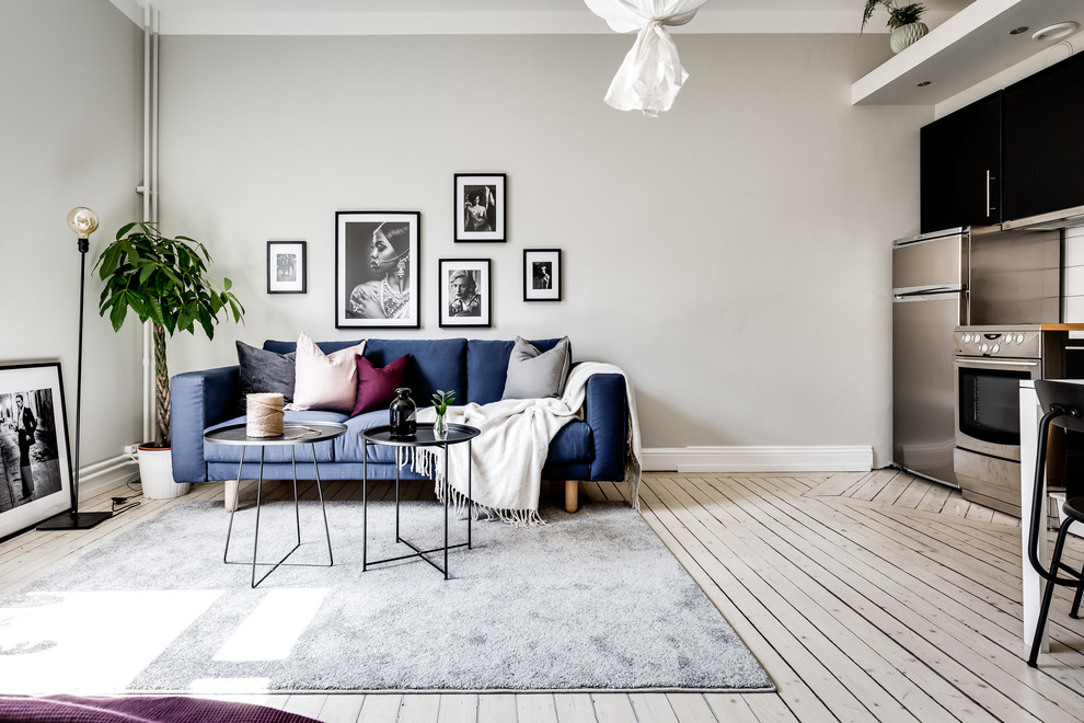 Immagine di un soggiorno scandinavo di medie dimensioni e aperto con pareti grigie, nessun camino, nessuna TV e pavimento beige