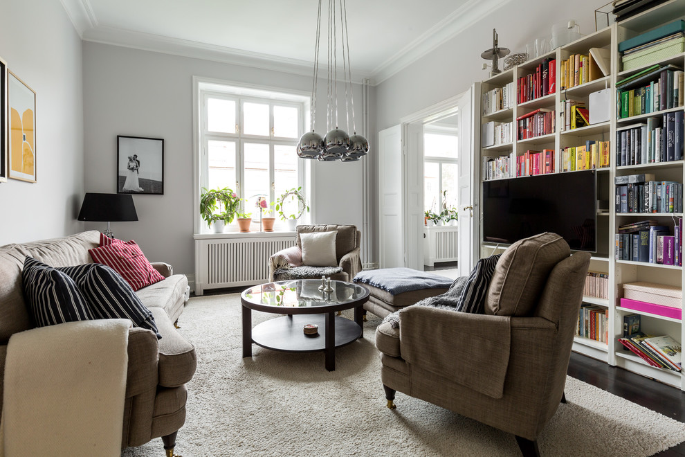 Esempio di un soggiorno scandinavo di medie dimensioni e chiuso con parquet scuro, pareti grigie, parete attrezzata e pavimento marrone
