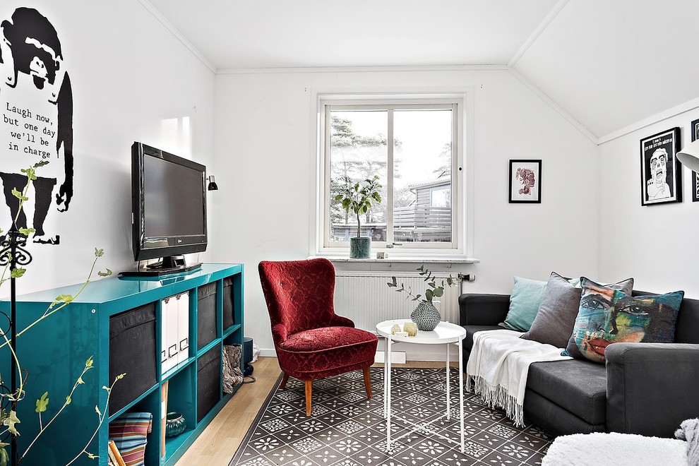 Kleines Skandinavisches Wohnzimmer mit weißer Wandfarbe, hellem Holzboden, beigem Boden und freistehendem TV in Göteborg