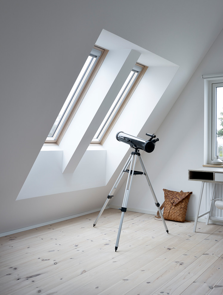 Diseño de sala de estar escandinava con paredes blancas y suelo de madera clara