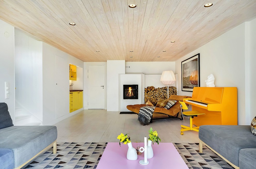 Foto di un grande soggiorno minimalista aperto con sala della musica, pareti bianche, parquet chiaro, camino classico e nessuna TV