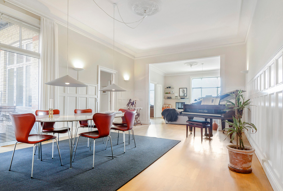 Imagen de sala de estar nórdica grande con paredes blancas y suelo de madera en tonos medios