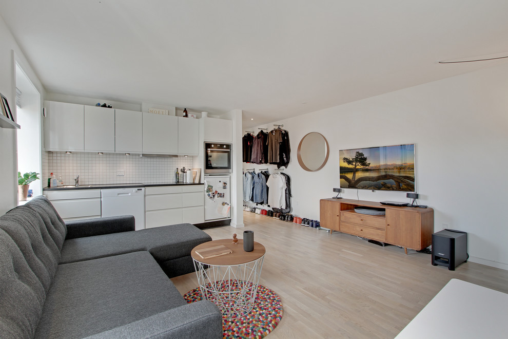 Diseño de sala de estar nórdica con paredes blancas y suelo de madera clara