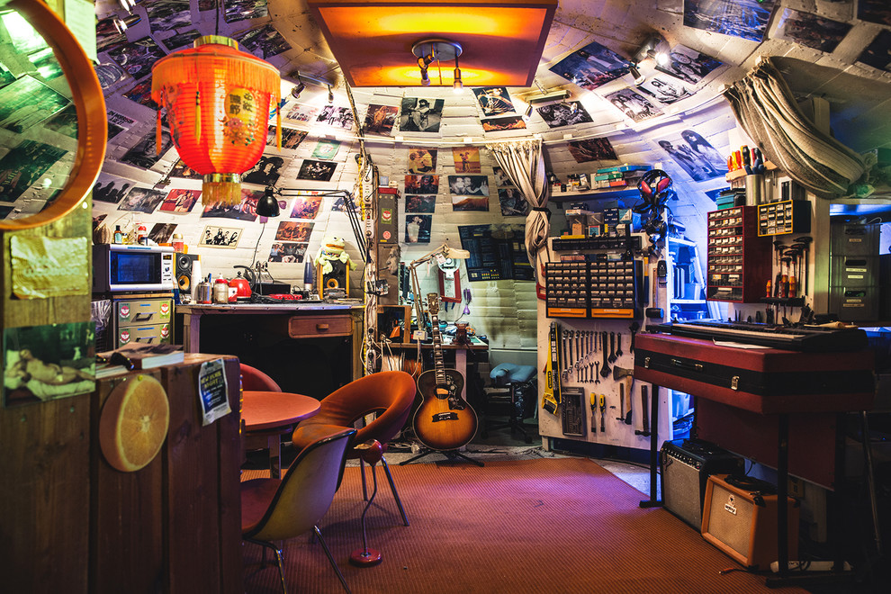 Kleines, Fernseherloses Eklektisches Musikzimmer ohne Kamin mit weißer Wandfarbe und Teppichboden in Kopenhagen