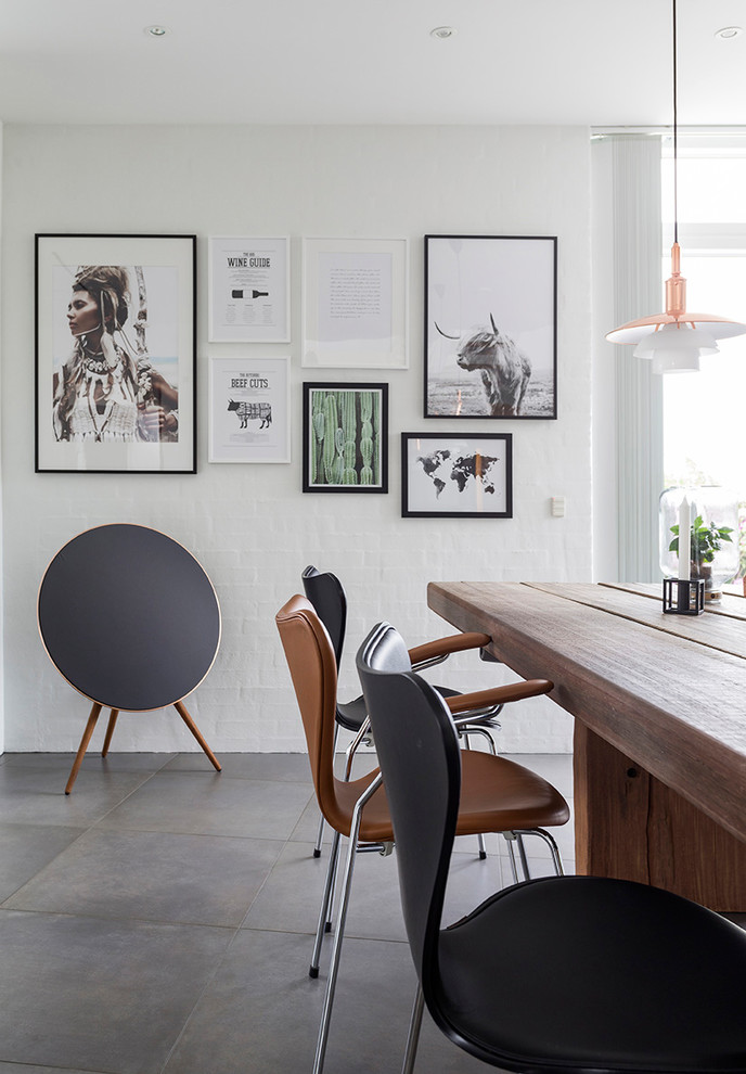 Foto di un soggiorno minimal con pavimento grigio e pareti bianche