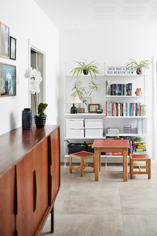 Foto de sala de estar escandinava sin chimenea con paredes blancas y suelo gris