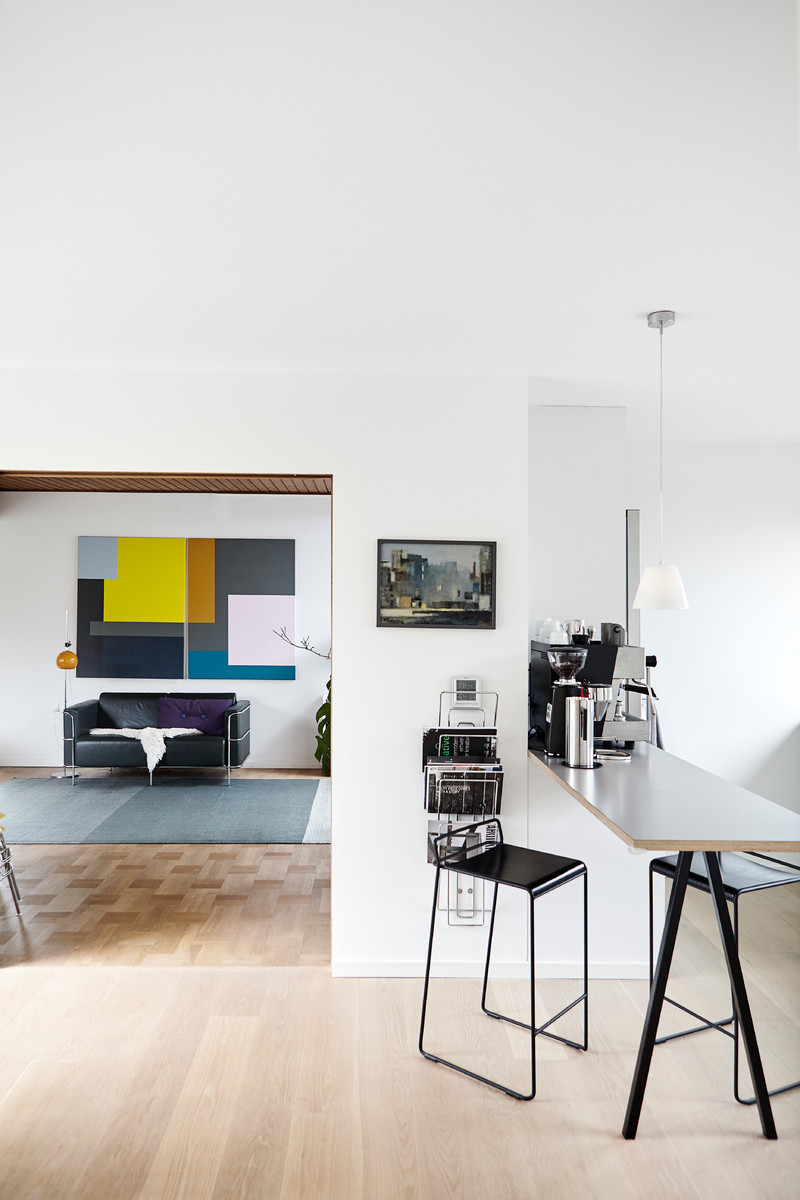 Foto de sala de estar abierta contemporánea con paredes blancas, suelo de madera clara y suelo beige