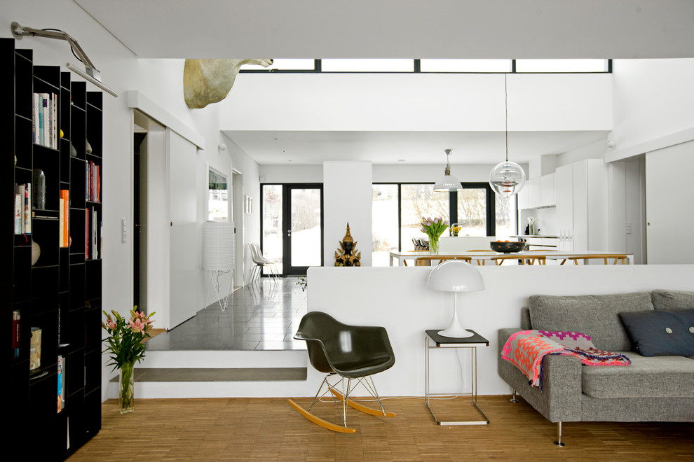 Свежая идея для дизайна: большая гостиная комната в современном стиле с пробковым полом и белыми стенами - отличное фото интерьера