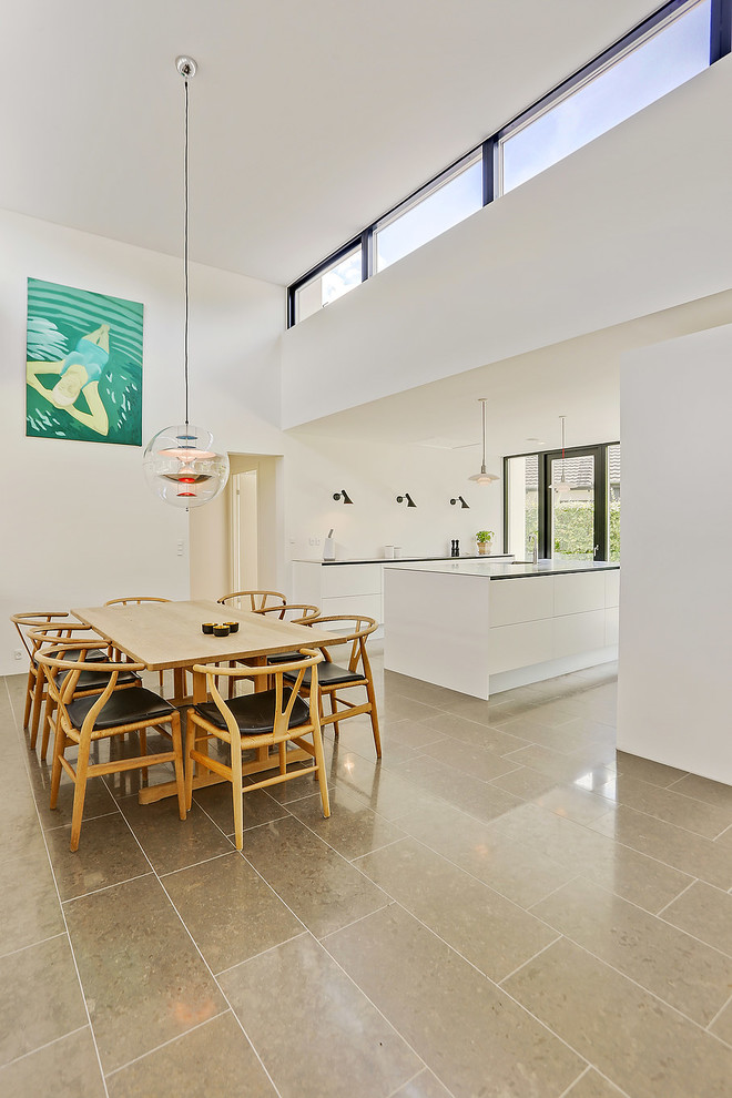 Esempio di un grande soggiorno minimalista con pareti bianche, pavimento in marmo e pavimento beige