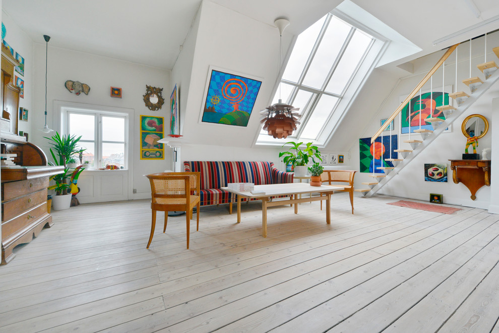 Inspiration för eklektiska allrum på loftet, med vita väggar, ljust trägolv och grått golv