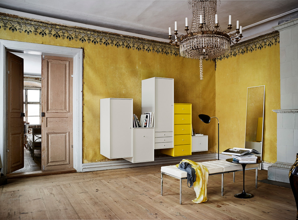 На фото: большая изолированная гостиная комната в стиле фьюжн с желтыми стенами с