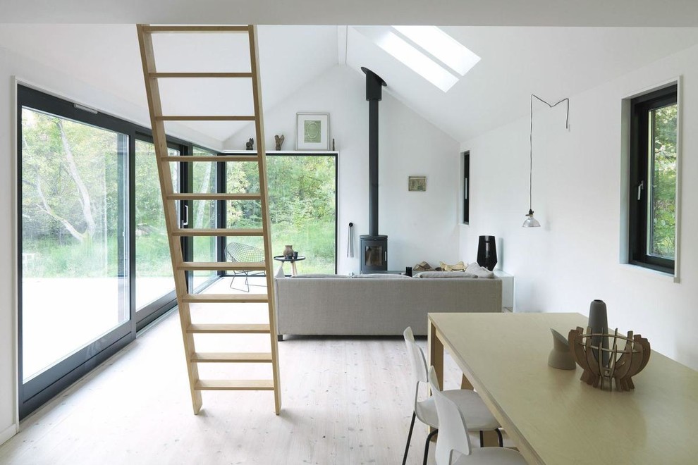 Идея дизайна: маленькая гостиная комната в скандинавском стиле с фасадом камина из металла и бежевым полом для на участке и в саду
