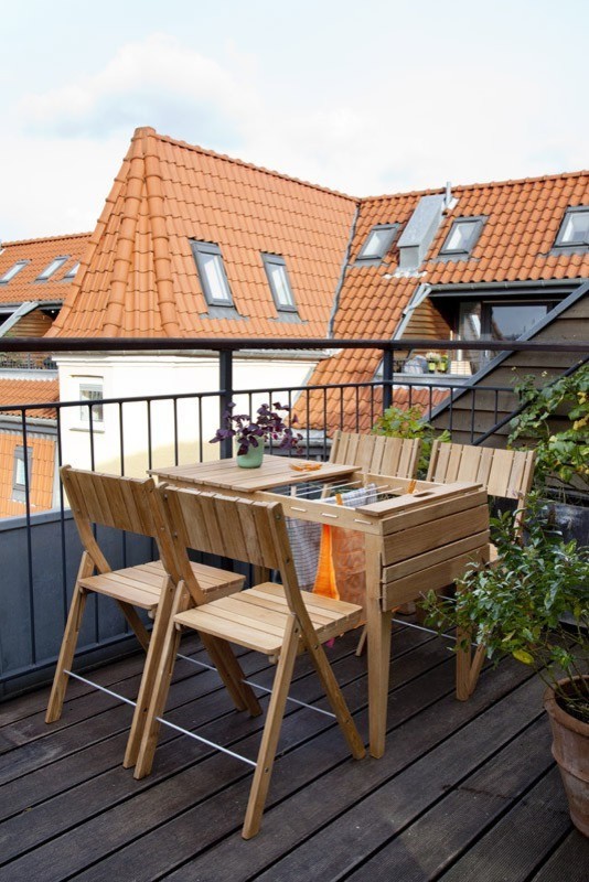 Свежая идея для дизайна: маленький балкон и лоджия в скандинавском стиле с металлическими перилами без защиты от солнца для на участке и в саду - отличное фото интерьера