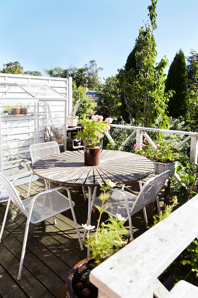 Идея дизайна: балкон и лоджия в стиле фьюжн с растениями в контейнерах без защиты от солнца