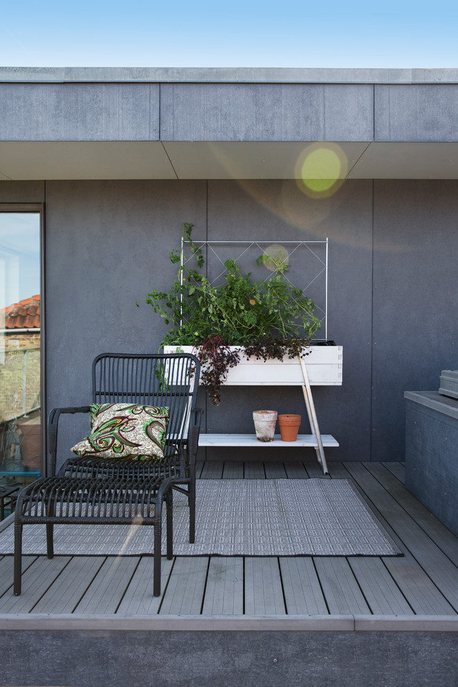 Photo of a small traditional balcony in Copenhagen with a potted garden.