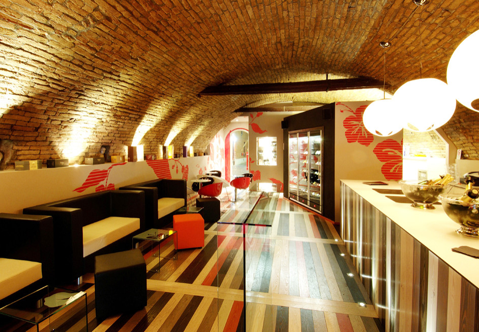Ispirazione per un angolo bar moderno di medie dimensioni con pavimento in legno verniciato