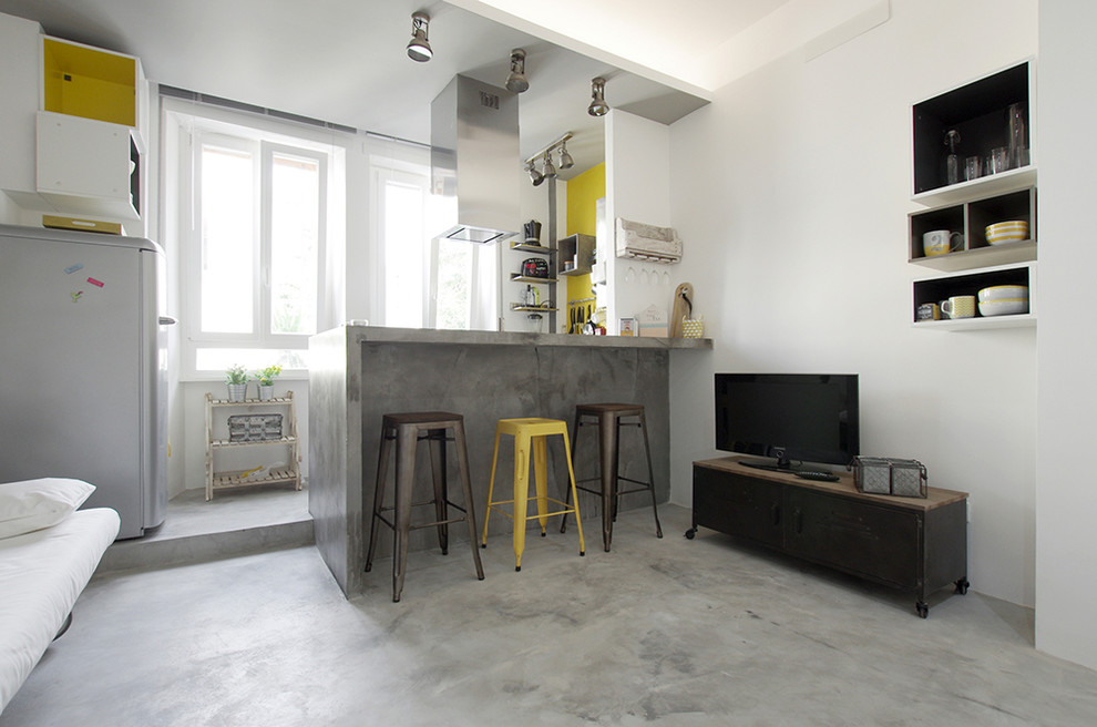 Immagine di un angolo bar minimalista di medie dimensioni con lavello da incasso, nessun'anta, ante in legno chiaro, top in cemento, pavimento in cemento e pavimento grigio