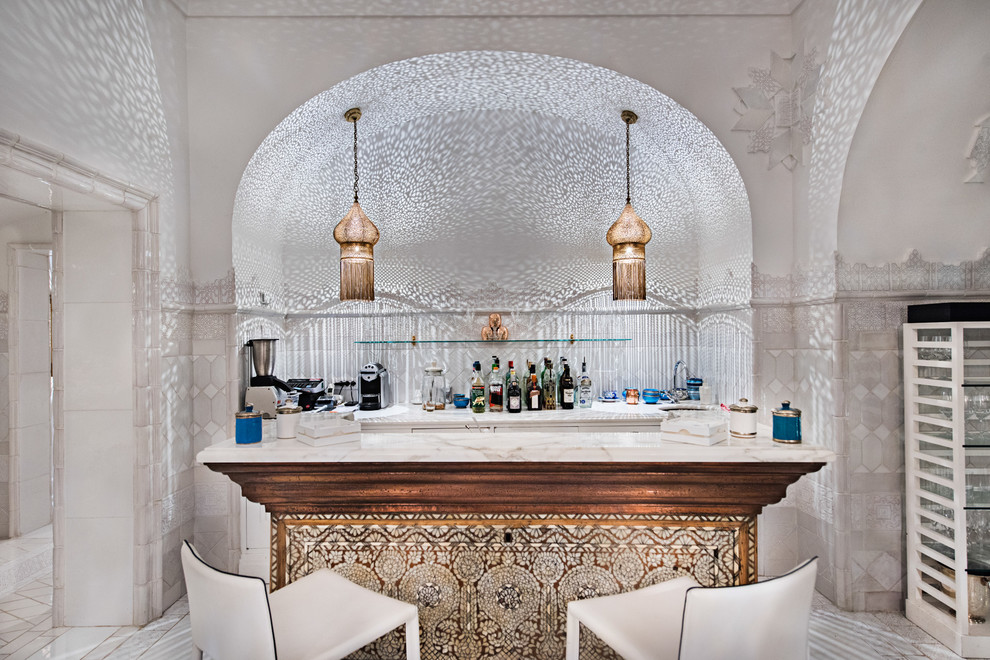 Cette image montre un bar de salon parallèle asiatique de taille moyenne avec des tabourets et plan de travail en marbre.