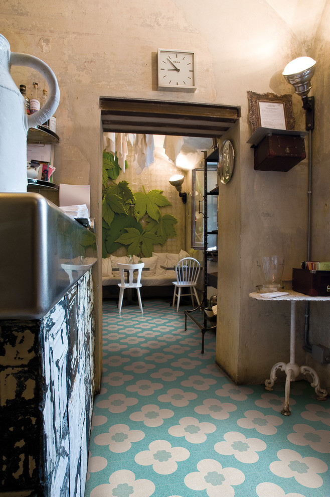 ボローニャにある中くらいなインダストリアルスタイルのおしゃれな着席型バー (I型、ヴィンテージ仕上げキャビネット、大理石の床) の写真