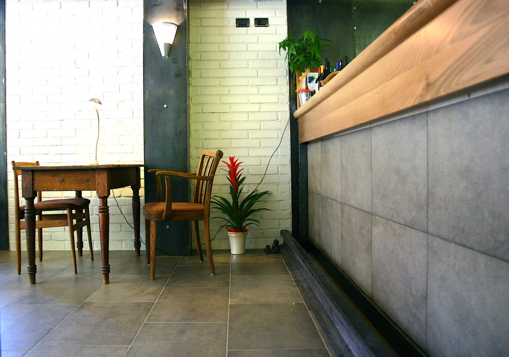Mittelgroße Moderne Hausbar mit Porzellan-Bodenfliesen und beigem Boden in Sonstige