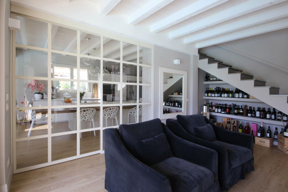 Imagen de bar en casa lineal de estilo de casa de campo extra grande con suelo marrón y suelo de madera clara