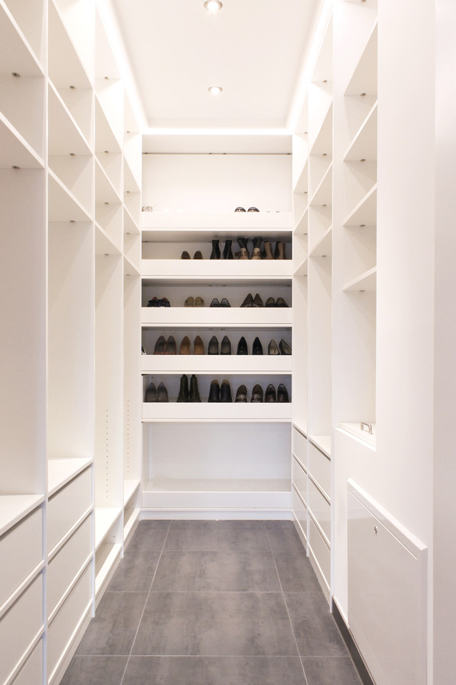 Foto de armario vestidor unisex contemporáneo con armarios con paneles lisos y puertas de armario blancas