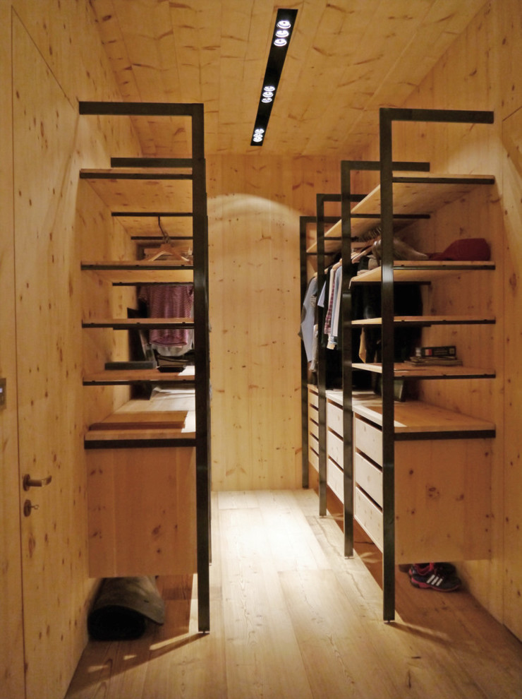 Inredning av ett modernt mellanstort walk-in-closet för könsneutrala, med öppna hyllor, skåp i ljust trä, ljust trägolv och beiget golv
