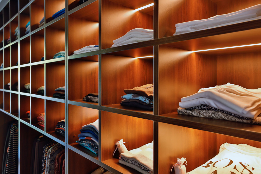 Imagen de armario vestidor minimalista extra grande con armarios abiertos, suelo de bambú y suelo marrón