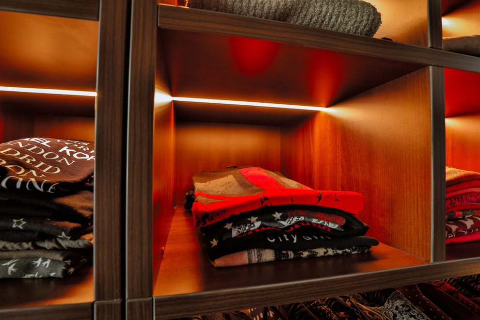 Ejemplo de armario vestidor moderno extra grande con armarios abiertos, suelo de bambú y suelo marrón