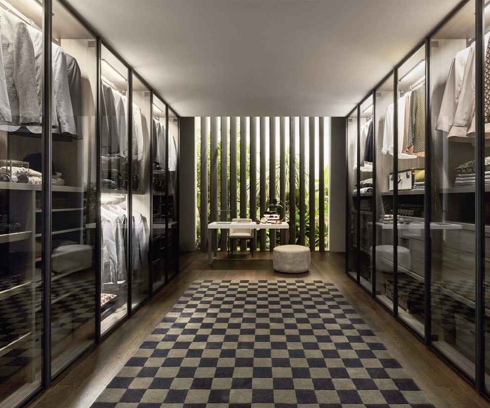 Großer, Neutraler Moderner Begehbarer Kleiderschrank mit Glasfronten, schwarzen Schränken, dunklem Holzboden und braunem Boden in Sonstige