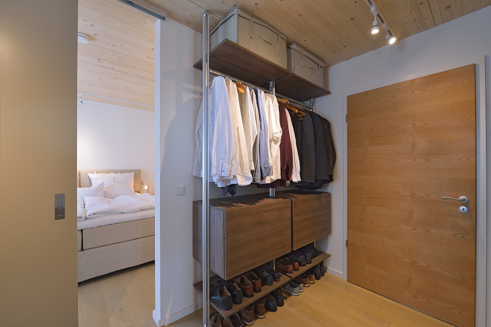 Foto de vestidor unisex nórdico de tamaño medio con suelo de madera en tonos medios