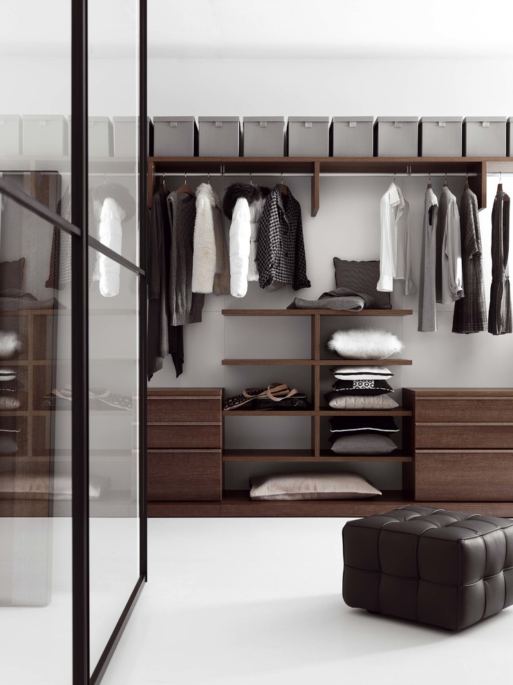 Diseño de armario vestidor unisex contemporáneo grande con armarios con paneles lisos, puertas de armario de madera en tonos medios, suelo de cemento y suelo blanco