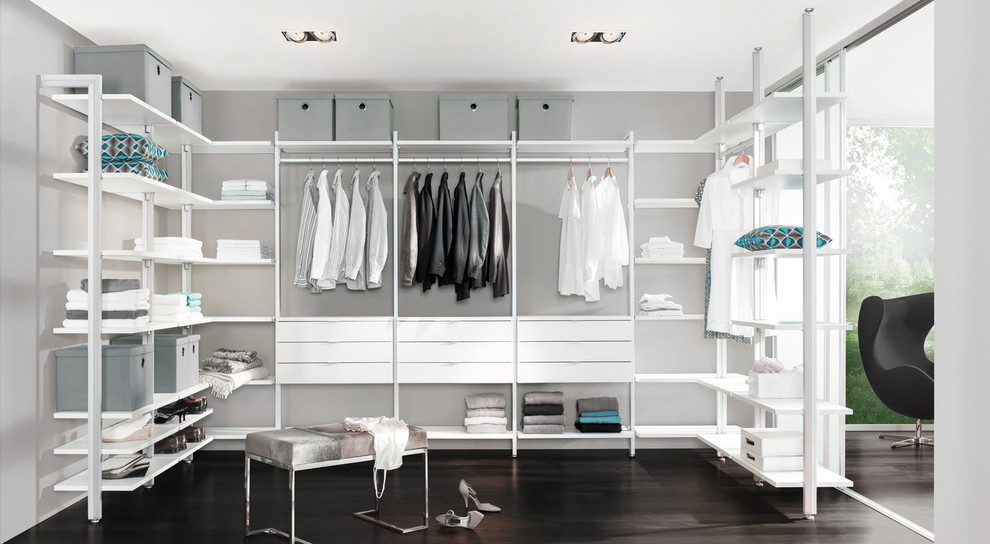 This is an example of a contemporary wardrobe in Frankfurt.