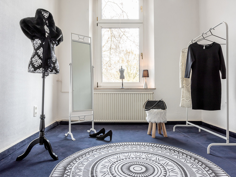 This is an example of a classic wardrobe in Essen with carpet and blue floors.