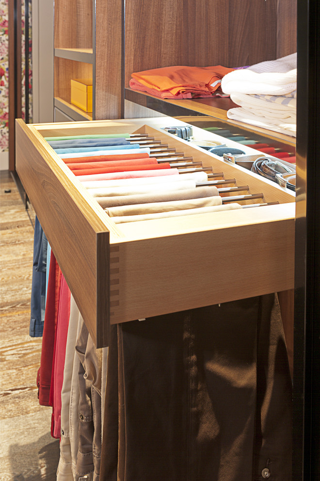 Closet - contemporary closet idea in Dusseldorf