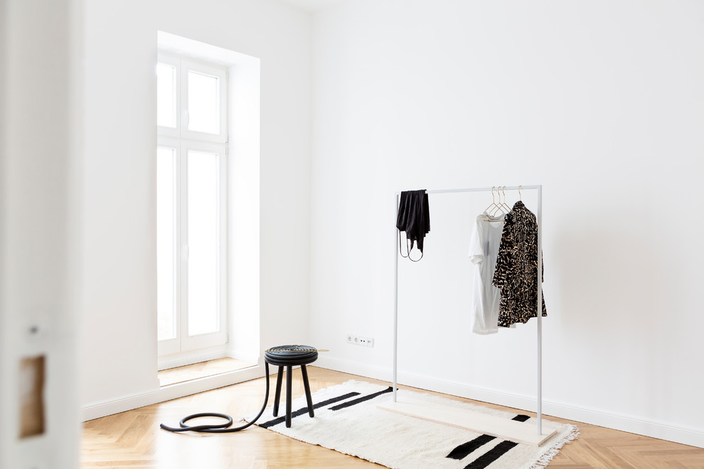 Mittelgroßer Skandinavischer Begehbarer Kleiderschrank mit offenen Schränken, braunem Holzboden und braunem Boden in Berlin