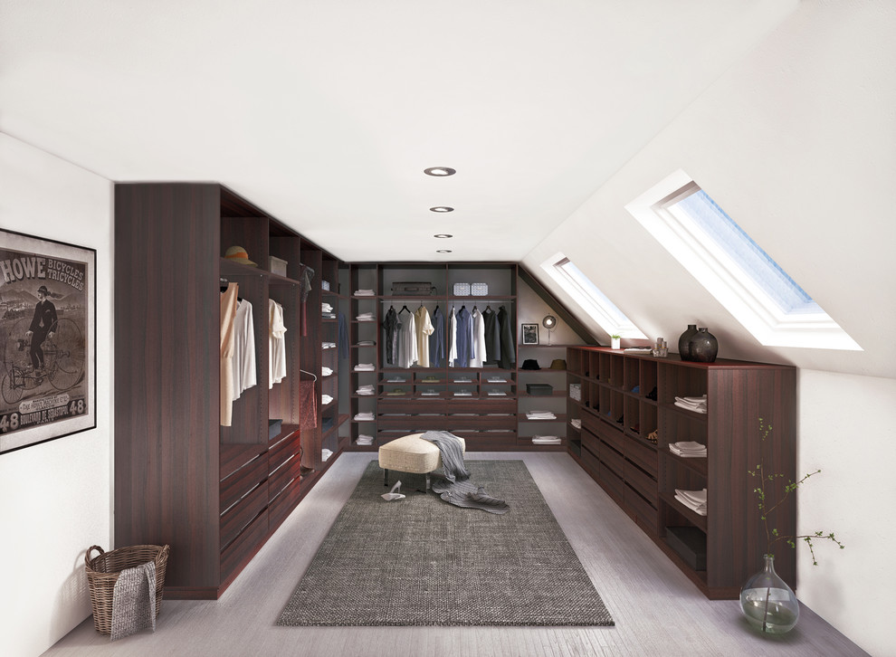 Example of a classic closet design in Cologne